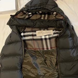 Burberry jacket/vest retractable hands. Size Xl.